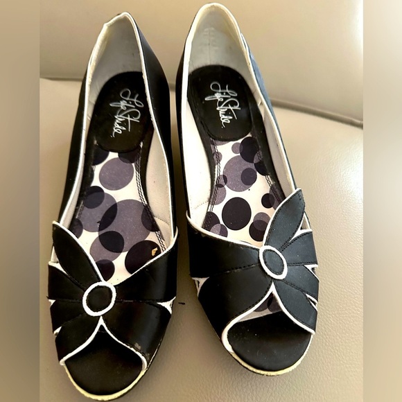 NWOB Life Stride Matisse Peep Toe Low Wedges Size 6.5M. Black/White - Sooo Cute! - Picture 2 of 6